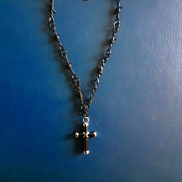 UNISEX GRUNGE BARBWIRE FILLABLE CROSS NECKLACE - Picture 1 of 4